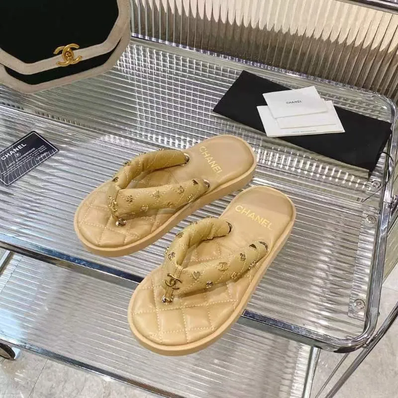 👟👟Ex-factory price 460👟👟 CHANEL 2022SS C Jia Xiaoxiang new summer bread slippers flip-flops flip-flops beach sandals original 7100 purchase development production Xiaoxiang 2023 summer hot style bread slippers irresistibly cute! The color of macarons and ice cream combined with the chubby figure is like stepping on bread or clouds ☁️Super strong wrapping feeling!  Fabric: Original customized super soft sheepskin Lining: Original customized super soft sheepskin Sole: Exclusive molded ultra-light foam outsole Sole thickness: 2CM Size: 35-40